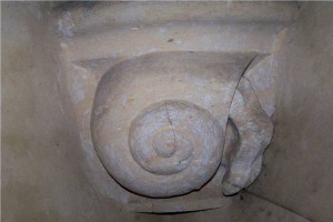 Cul-de-lampe, en forme d'escargot dans la chapelle seigneuriale face à la cheminée, église de Fleurigny